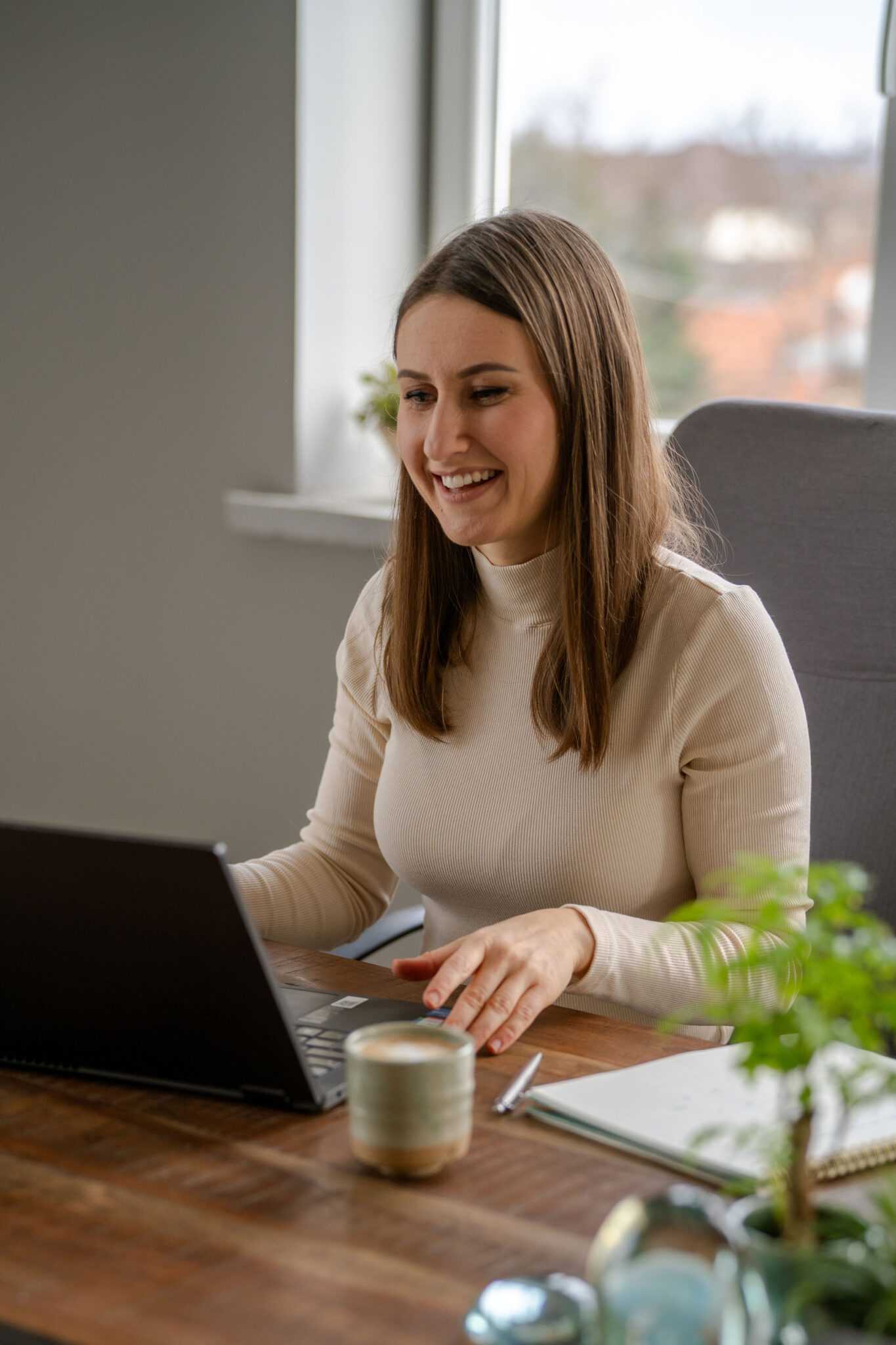 Fehér Zsuzsanna online pénzügyi előadás közben